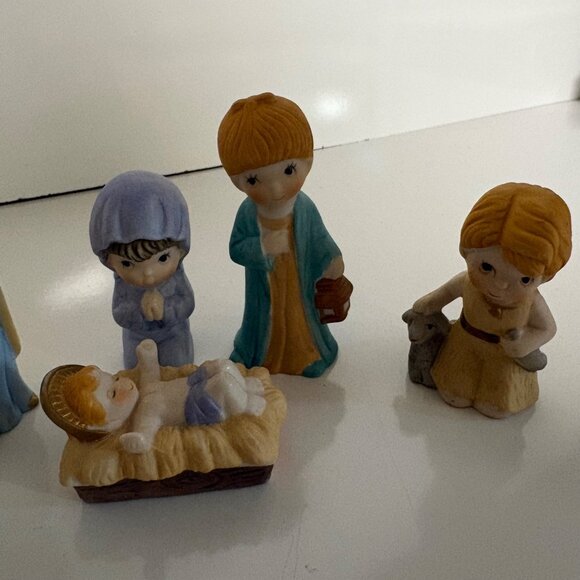 7-Pc Porcelain Nativity Set Holy Family and Wise Men Figurines Original Box - Picture 6 of 9